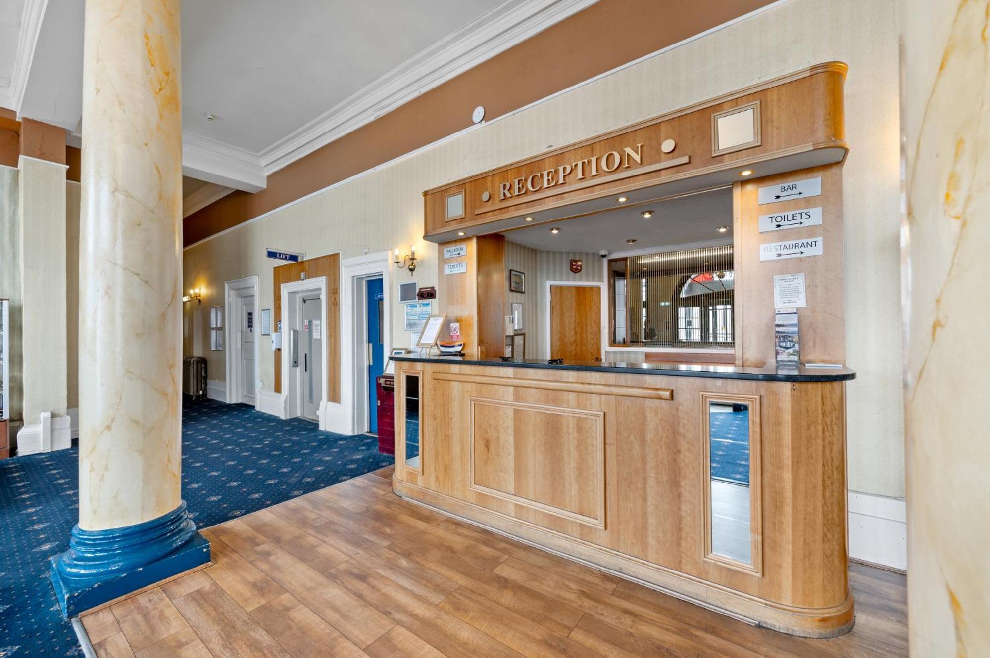 Royal Whitby Hotell Exteriör bild